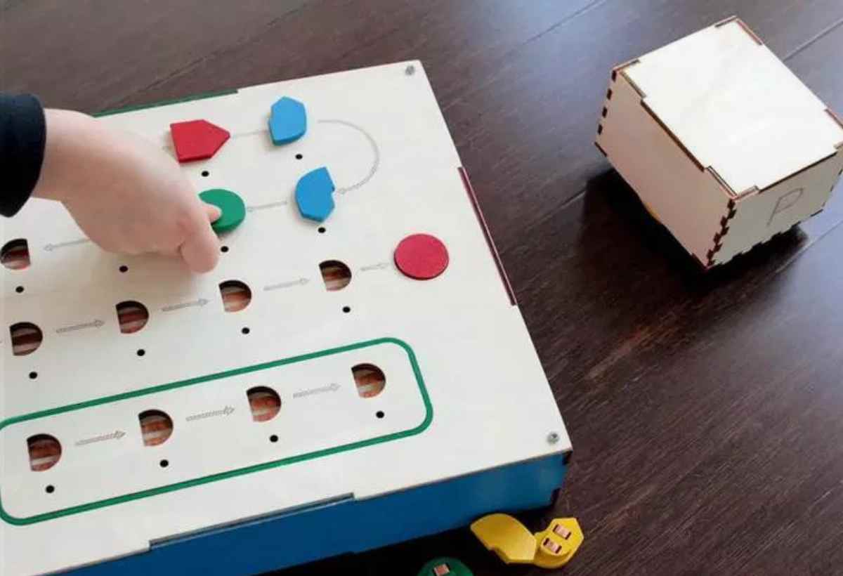 Novo brinquedo ensina lógica de programação a crianças https://www.terra.com.br/byte/hardware-e-software/novo-brinquedo-ensina-logica-de-programacao-a-criancas,ccc4997822967410VgnVCM4000009bcceb0aRCRD.html?utm_source=clipboard